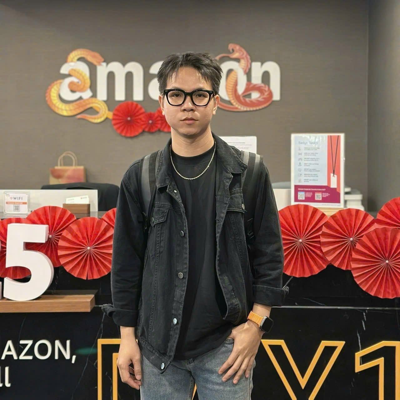 Thái Hoàng Mai Học đứng trước quầy lễ tân văn phòng Amazon