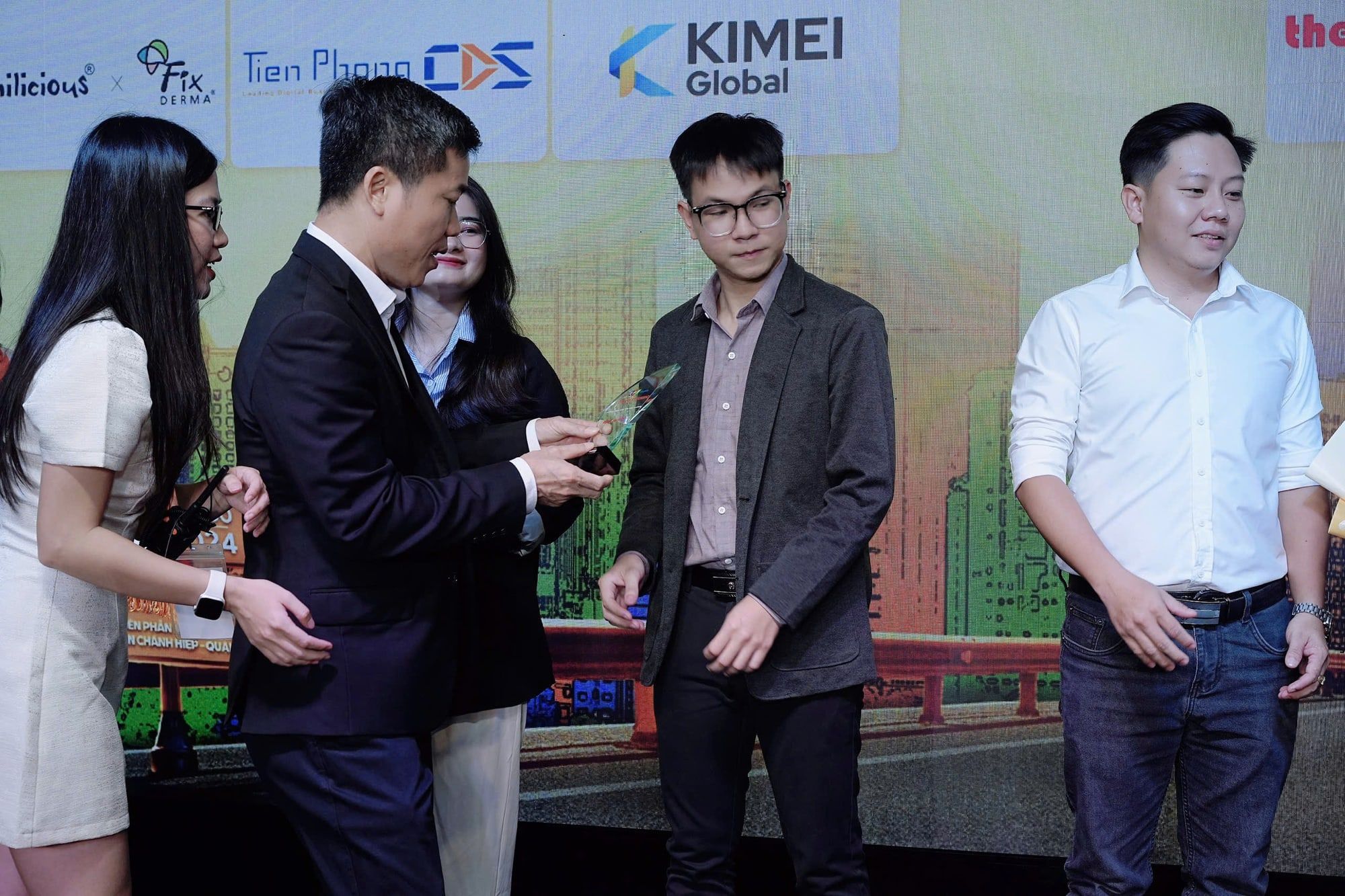 Thái Hoàng Mai Học trên sân khấu trong lúc trao kỷ niệm chương