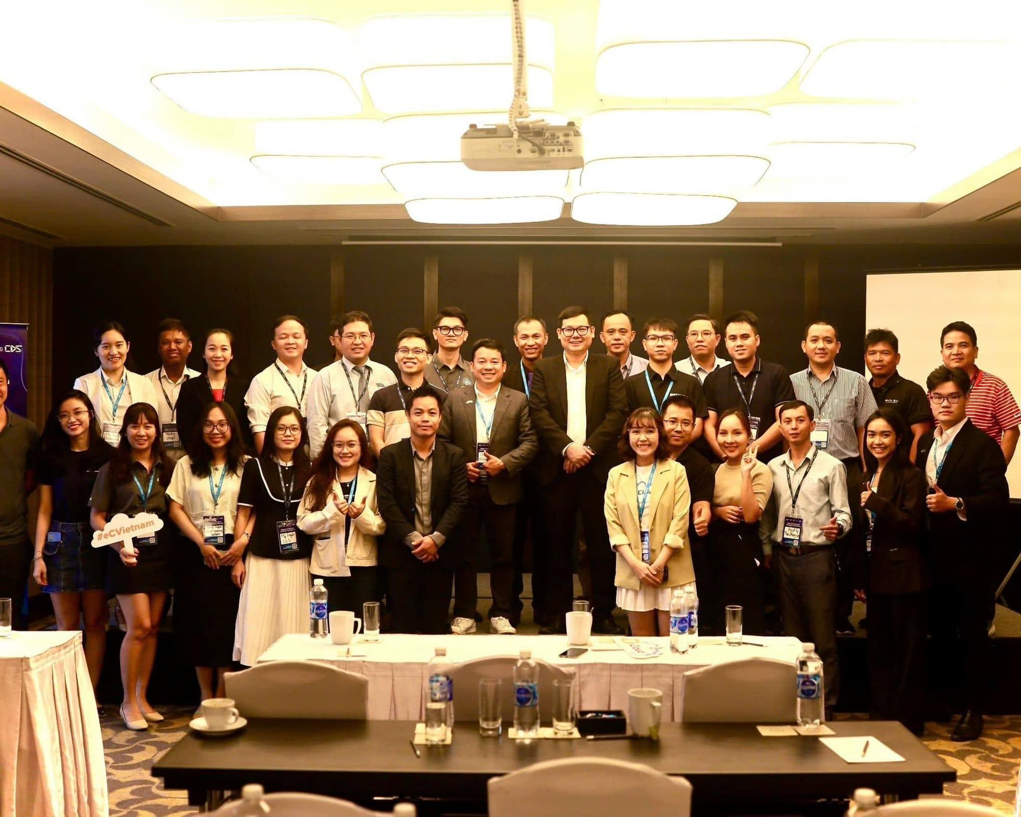 Ảnh nhóm người tham dự workshop trong phòng hội nghị
