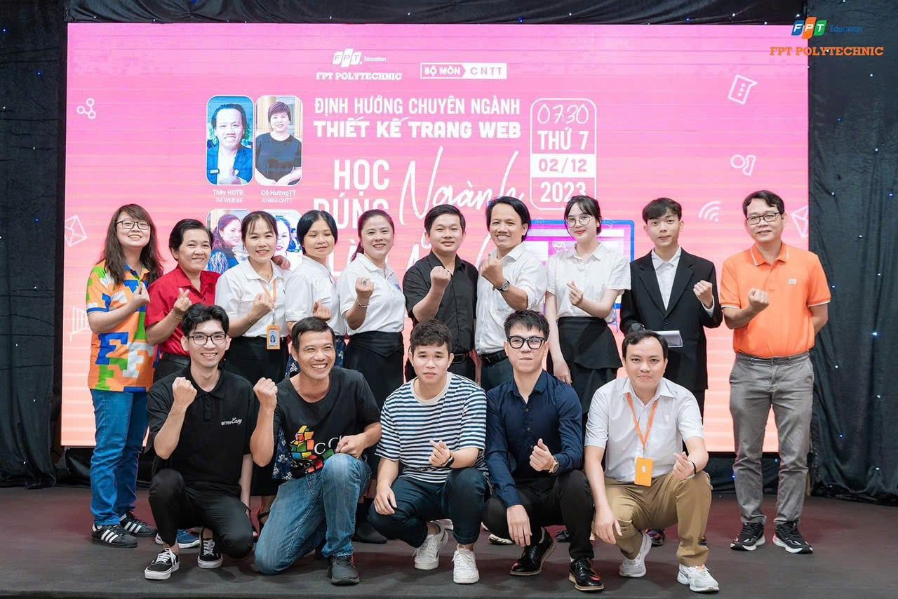 Ảnh nhóm diễn giả và giảng viên trên sân khấu FPT Polytechnic
