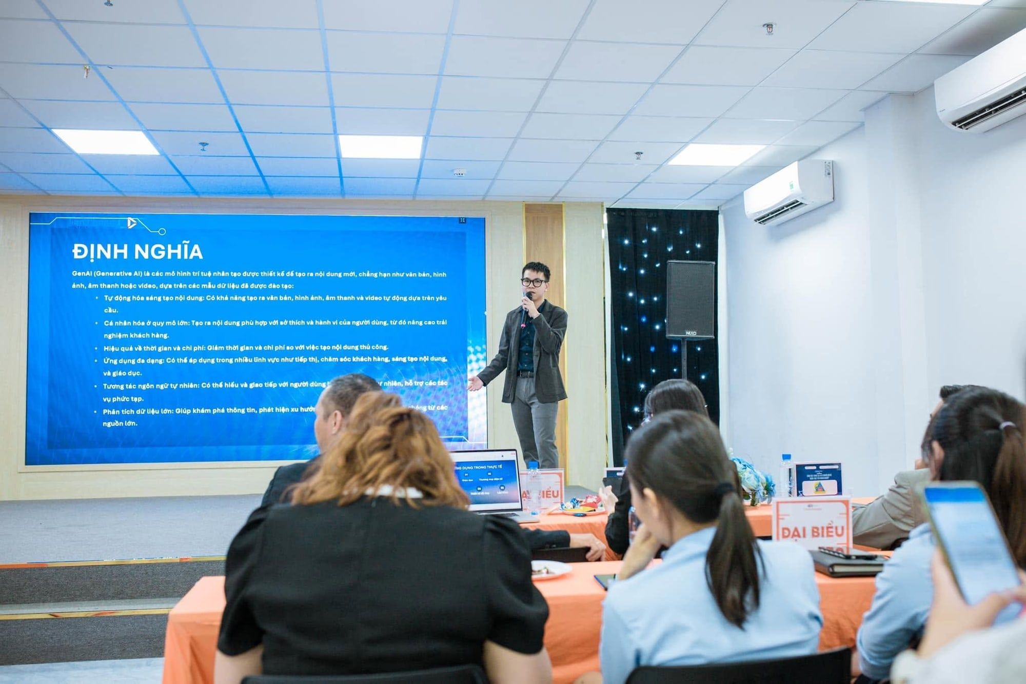 Trình bày trước khán phòng, màn chiếu slide định nghĩa Generative AI