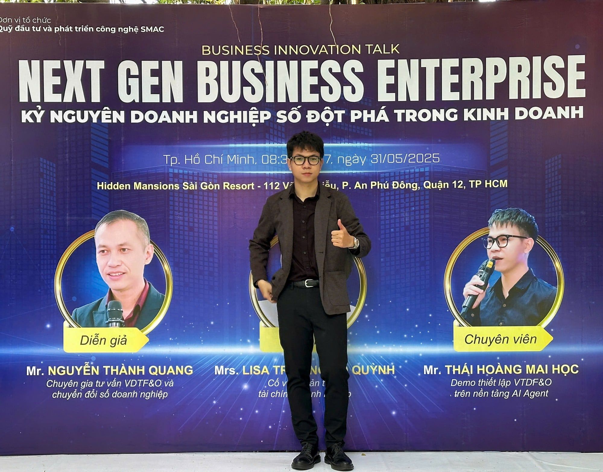 Thái Hoàng Mai Học đứng trước phông sự kiện Next Gen Business Enterprise