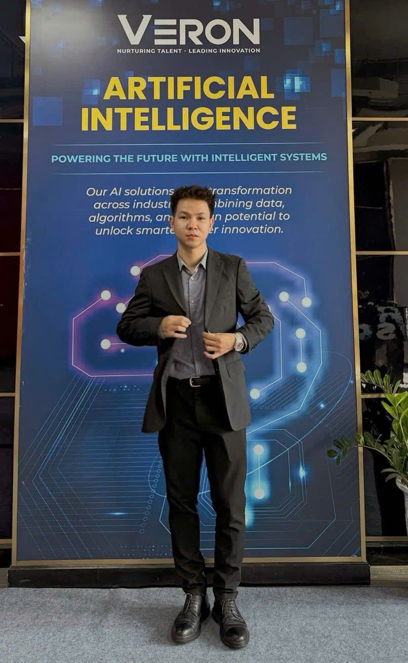 Thái Hoàng Mai Học đứng trước phông Artificial Intelligence của VERON
