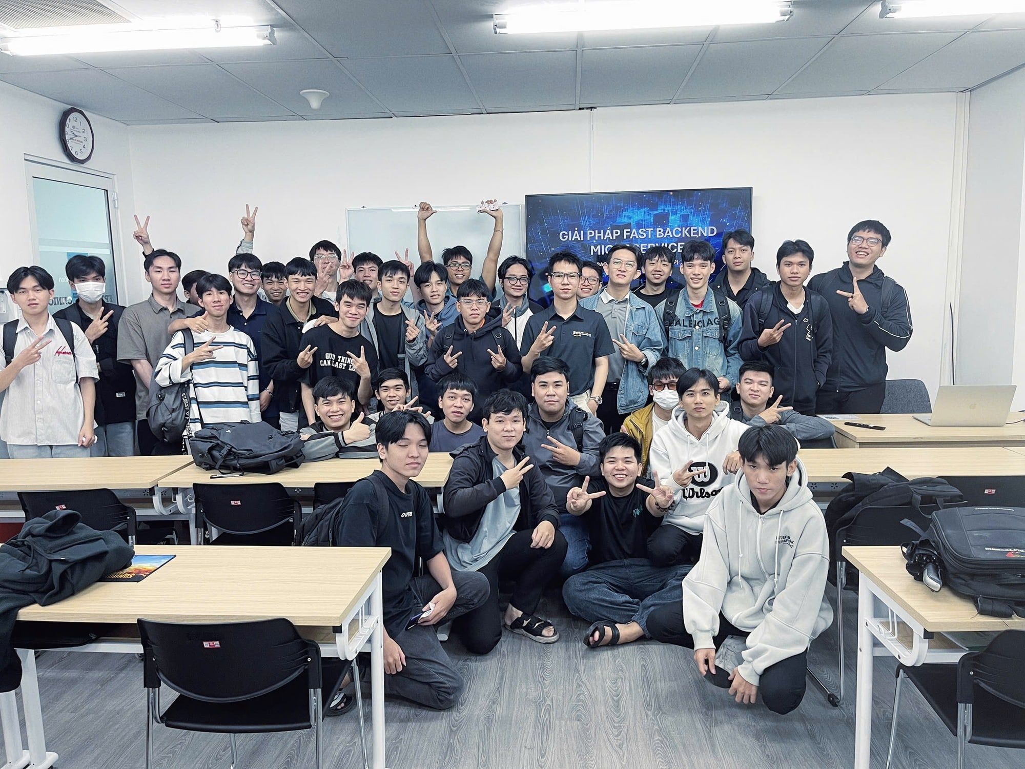 Ảnh nhóm cùng sinh viên sau buổi workshop về backend microservice
